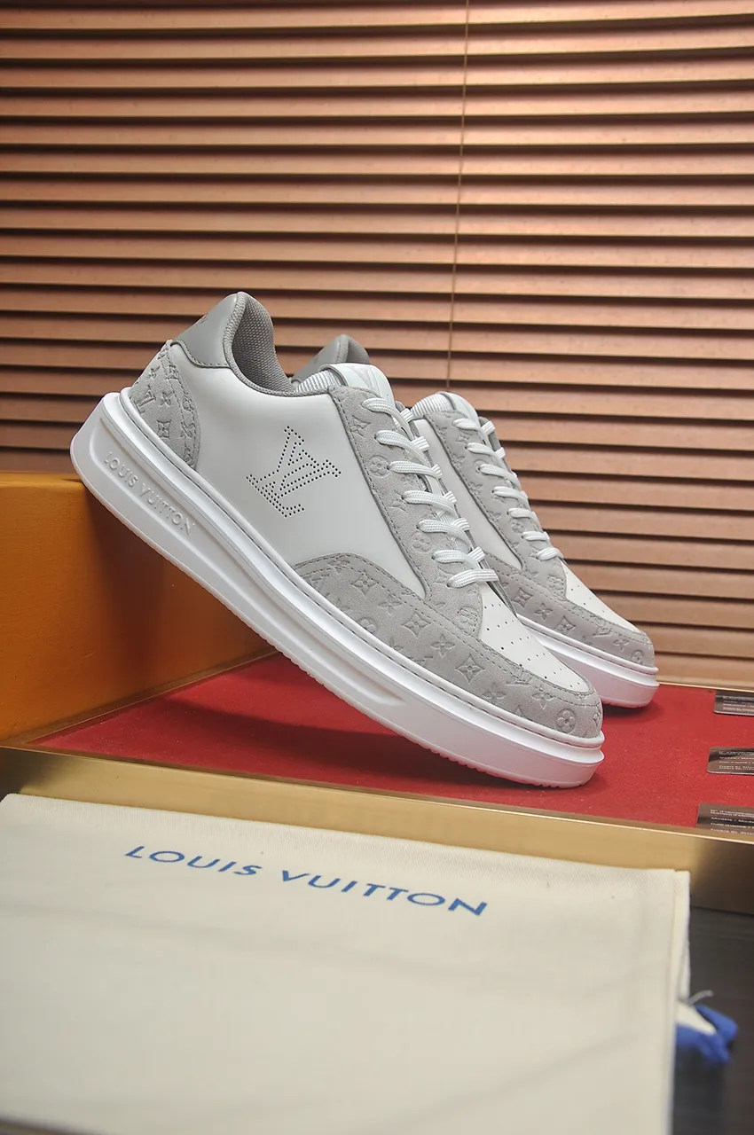 Men's men's shoes 💰640💶Original development, quality shipping, welcome to compare - LV sneaker series sports shoes introduce the loose silhouette of the ready-to-wear series into the spring and summer men's wear shows and make an eye-catching appearance. The cow leather upper is combined with rough fabric laces, and colorful beading highlights the brand's classic elements. LV letters mark the tongue and Monogram floral outsole. Mixed materials Made of top-grain cowhide, thick shoelace design, large Monogram print on the side, mesh lining and cotton feet, the comfort is as extreme as ever, premium heritage, quality first, worth owning! Size: Men’s 38-45 (45 is custom-made and cannot be returned or exchanged)